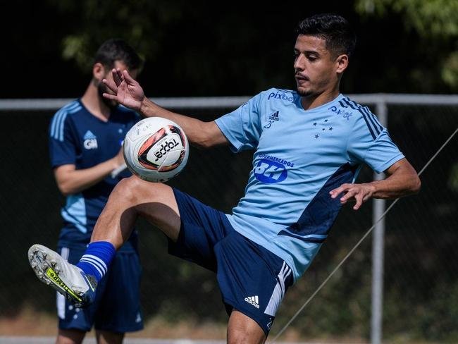 Fotos do treino do Cruzeiro nesta quinta-feira (4), na Toca da Raposa II, em Belo Horizonte. Time celeste enfrentar o Tombense no sbado, s 19h, no Mineiro, pela Srie B.
