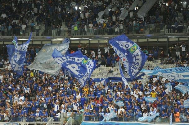 Torcida cruzeirense encarou engarrafamento, chegou atrasada, mas compareceu em bom nmero