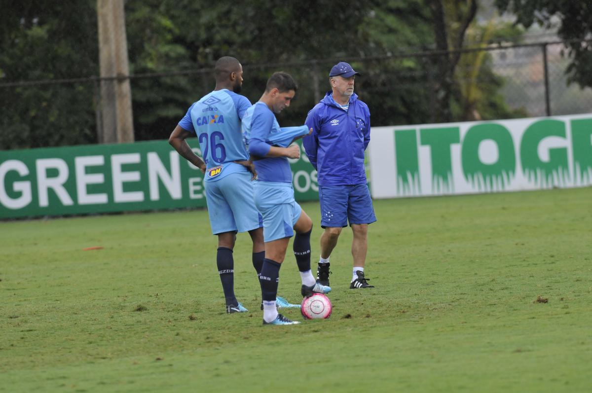 Em atividade na Toca da Raposa II, tcnico Mano Menezes mostrou provvel escalao do Cruzeiro para o jogo contra o Boa: Rafael; Nonoca, Ded, Digo e Marcelo Hermes; Lucas Romero e Bruno Silva; Rafael Sobis, Thiago Neves e Mancuello; Raniel (fotos: Juarez Rodrigues/EM D.A Press)