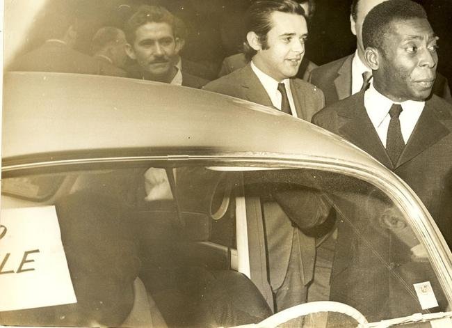 30/08/1970 -  Jogadores da Seleção Brasileira recebem Volkswagen Fusca como prêmio pela conquista da Copa do Mundo de 1970. Na foto, Pelé