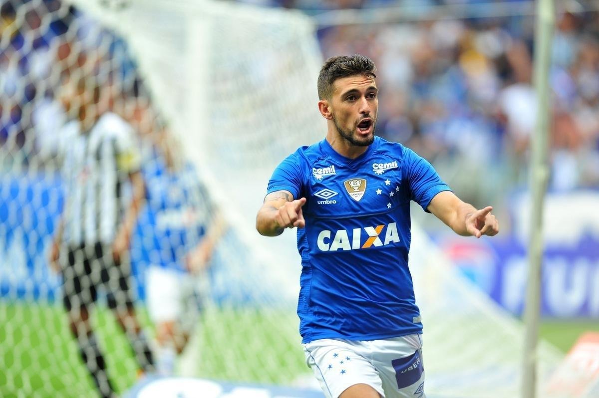 Cruzeiro pressionou o Atltico nos minutos iniciais e abriu o placar aos 3, com gol de cabea de Arrascaeta