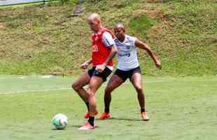 Tardelli treina com bola na Cidade do Galo