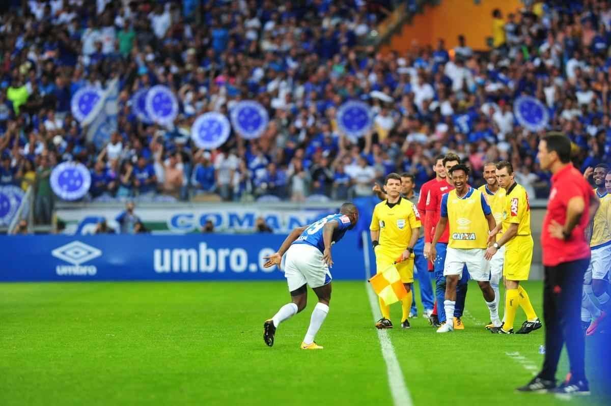 Sass fez comemorao tradicional no primeiro gol com a camisa do Cruzeiro