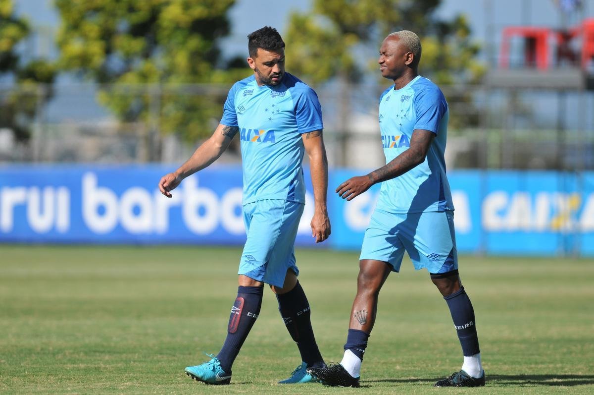 Cruzeiro se reapresentou aps estreia na Copa Libertadores e iniciou sua preparao para o clssico de domingo, s 11h, no Independncia, contra o Atltico, pela nona rodada do Mineiro. As novidades foram as presenas do atacante Sass e do zagueiro Cac, da base. Fred foi vetado devido a um estiramento na panturrilha direita. 