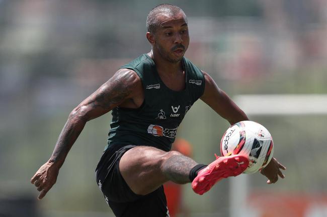 Com seriedade, mas tambm descontrao, o Atltico treinou sob sol forte na manh desta sexta-feira (21), na Cidade do Galo, em Vespasiano. Este foi o quinto dia de pr-temporada para o clube mineiro em 2022, sob o comando do tcnico argentino Antonio 'El Turco' Mohamed. Novas baixas, o volante Allan e o atacante Keno testaram positivo para COVID-19 e no participaram das atividades (ambos cumprem perodo de sete dias de isolamento social).