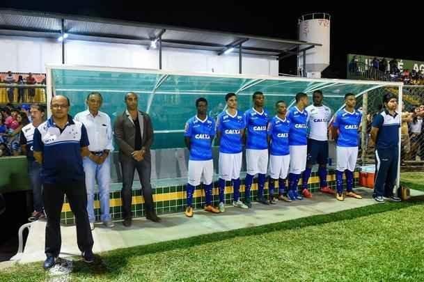 Com muitos atletas juniores, time celeste fez teste no Estádio Municipal de Ibirité