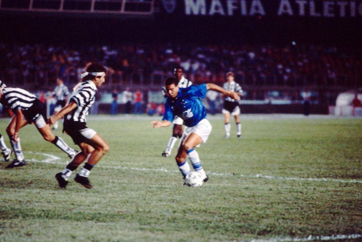 Ronaldo pelo Cruzeiro no clssico contra o Atltico em 1994