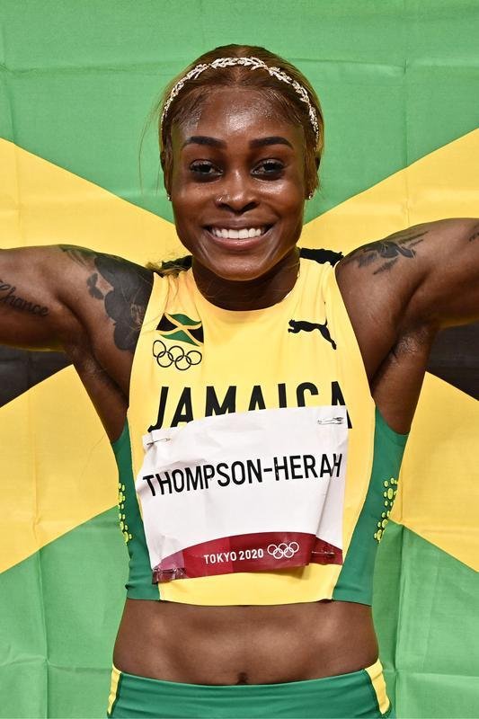 Fotos espetaculares da vitria da jamaicana Elaine Thompson-Herah nos 100m rasos dos Jogos Olmpicos de Tquio com o tempo de 10s61. A velocista quebrou o recorde olmpico e comandou o pdio jamaicano ao lado de Ann Fraser-Pryce, prata, e Shericka Jackson, bronze.