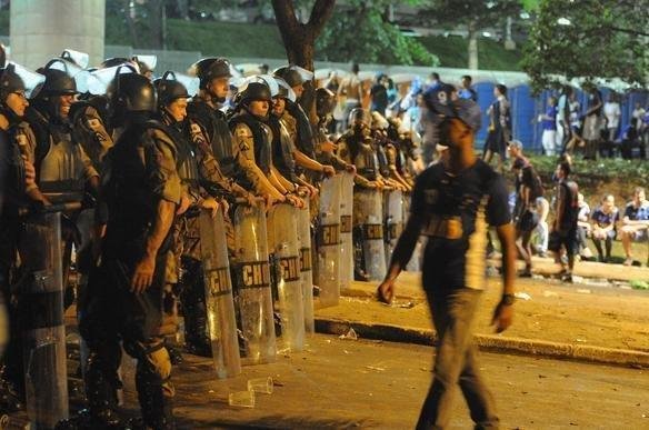 O jogo entre Cruzeiro e Bahia, no Mineiro, foi marcado no somente pela entrega do trofu ao campeo brasileiro, mas tambm por diversas confuses. Integrantes de duas torcidas organizadas entraram em confronto violento do lado de fora do estdio. A Polcia Militar agiu rpido e teve muito trabalho para conter os vndalos. Foi, inclusive, formado um bloqueio com o intuito de evitar mais problemas. Os cruzeirenses que aparecem na galeria de imagens registradas pelo reprter fotogrfico Marcos Vieira esto protegidos pelo cerco, pois no se envolveram em brigas e estavam apenas se retirando do local.