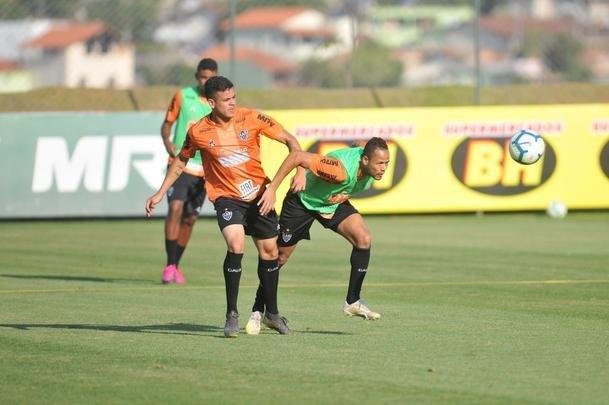 Tarde na Cidade do Galo teve entrevista de Di Santo, pronunciamento de Rui Costa e treino