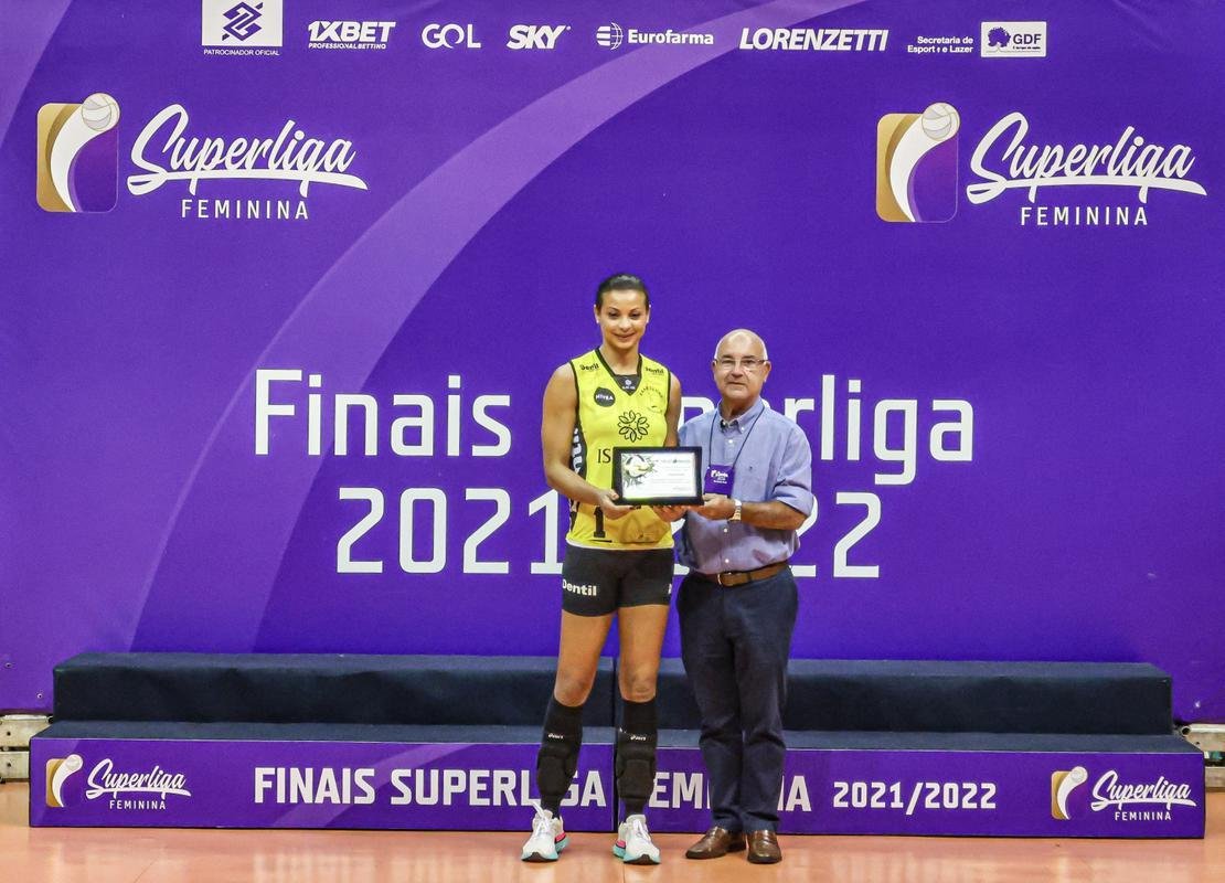 Walewska, do Praia, recebe homenagem especial pela despedida