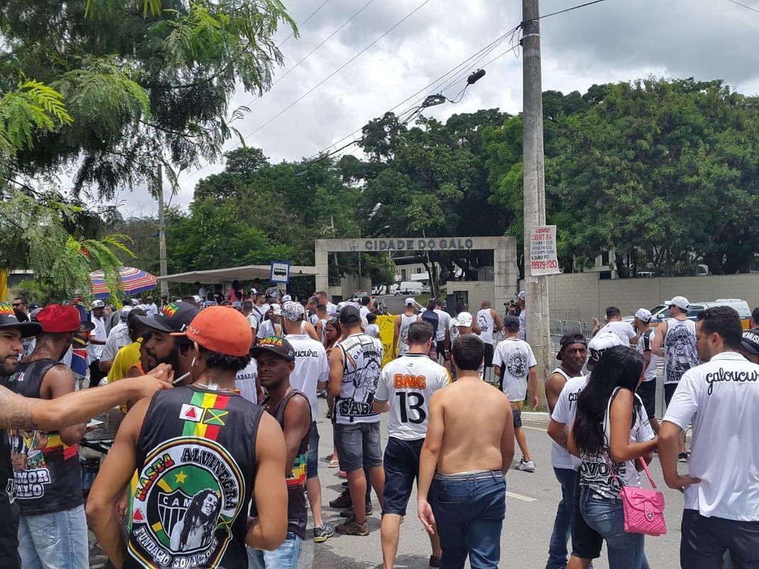 Torcedores pediram mudanas na gesto de futebol do Galo e cobraram o elenco alvinegro