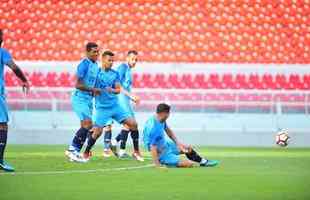 Fotos do treino do Cruzeiro no estdio Libertadores de Amrica, casa do Independiente, em Avellaneda. Time celeste fechou preparao para o jogo contra o Racing, s 21h30 desta tera-feira, no El Cilindro, pela primeira rodada do Grupo 5 da Copa Libertadores (Ramon Lisboa/EM D.A Press)