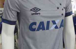 Imagens da nova camisa do Cruzeiro j  venda na loja oficial do clube