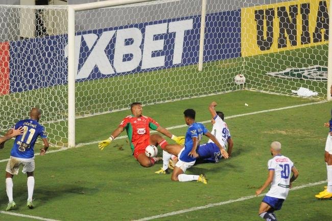 Cruzeiro goleou URT por 3 a 0 no Independncia com gols de Thiago, Machado e Edu em sua estreia no Mineiro. Ronaldo, dono da SAF, assistiu  partida no Horto. Duelo marcou estreia do tcnico uruguaio Paulo Pezzolano