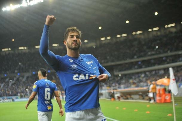 Aos dez minutos, Lucas Silva fez jogada individual e marcou o 2 gol do Cruzeiro em chute de fora da rea