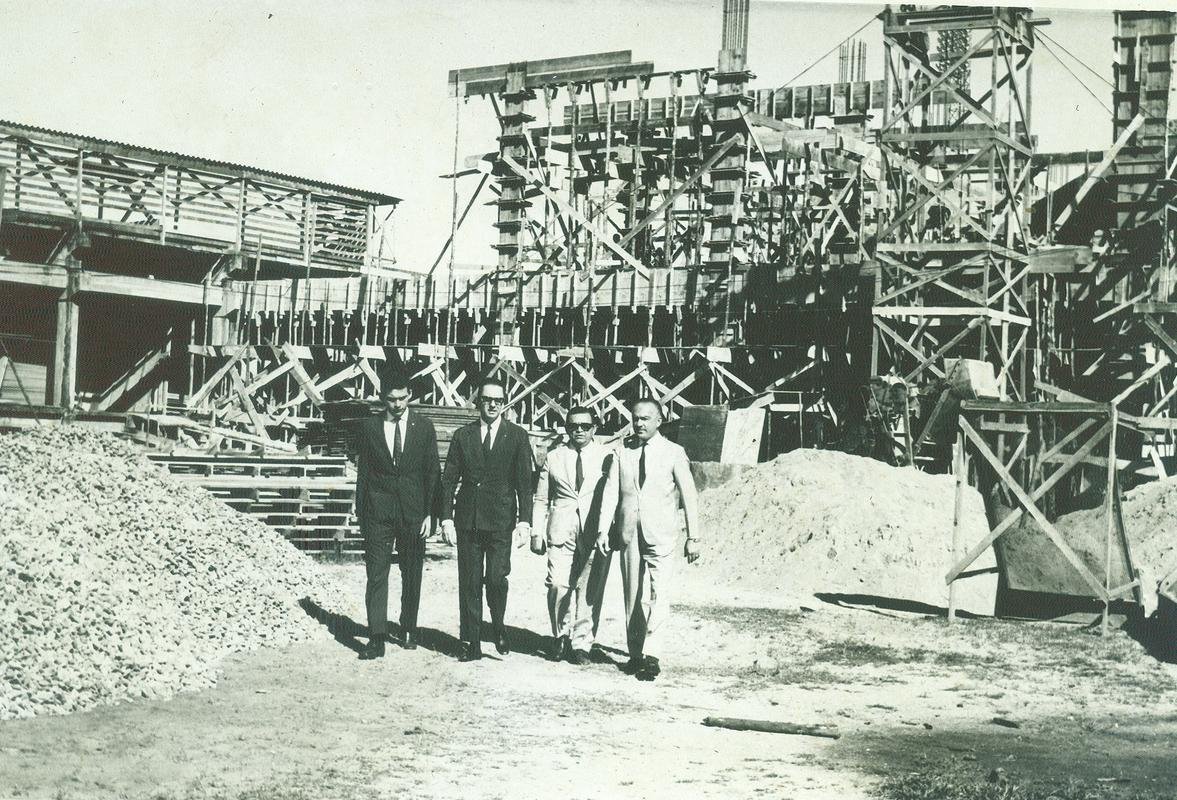 De 1965 a 1970, o estádio passou a receber as primeiras arquibancadas. Desde a estrutura de madeira até a alvenaria, com apoio da doação sobretudo de torcedores do clube. Na foto, dirigentes e autoridades vistoriam a obra, em 1968.