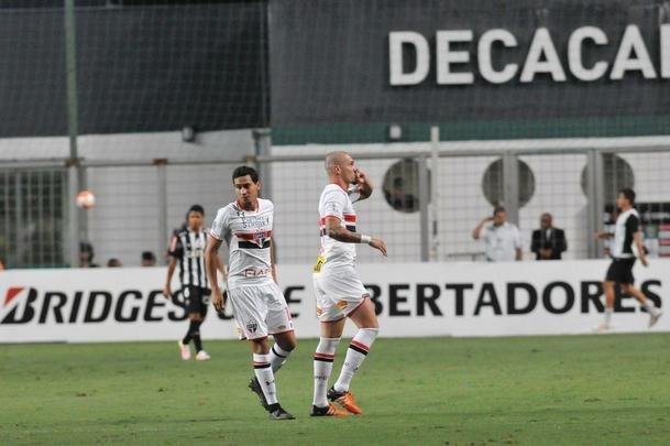 Maicon, de cabea, descontou para o So Paulo ainda no primeiro tempo