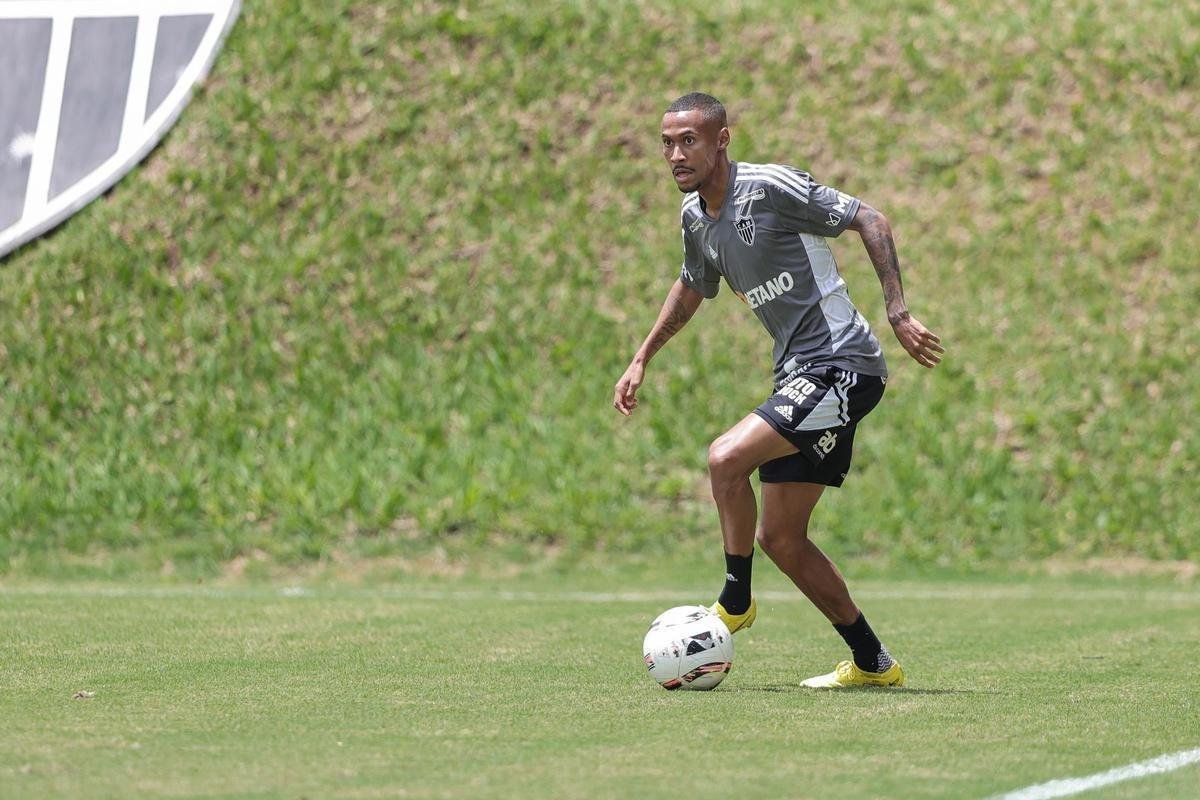 Ademir (atacante) - livre no mercado aps fim de contrato com o Amrica