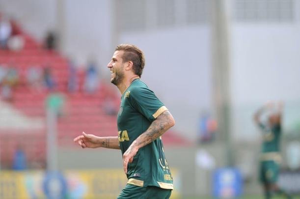 Rafael Moura marcou o primeiro gol do Coelho: limpou o zagueiro e tocou no canto de Vanderlei