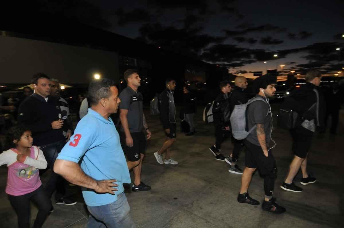 Delegao do Atltico desembarcou unida e em silncio no aeroporto de Confins, nesta quinta-feira