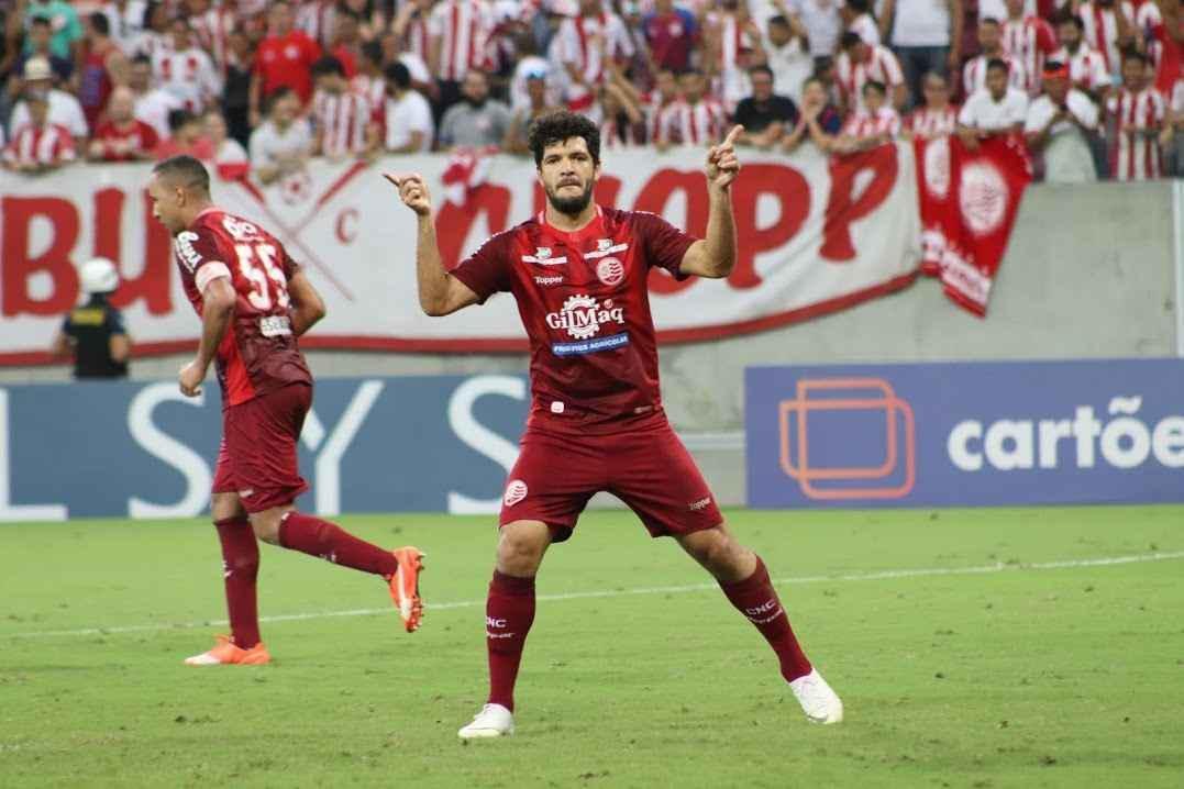 Em 2018, a Topper lanou seu ltimo uniforme para o Nutico aps dois anos de contrato. O terceiro padro foi majoritariamente vermelho. Na foto, o atacante paraguaio Ortigoza usa a camisa em jogo da Srie C