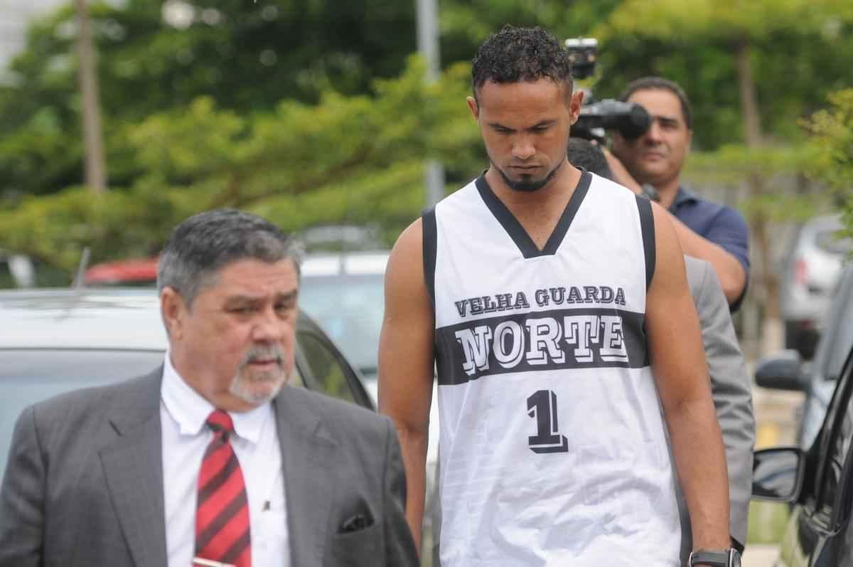 Vestido com camiseta da Galoucura Zona Norte, goleiro esteve nesta quinta-feira no Frum de Santa Luzia, na Regio Metropolitana de Belo Horizonte, para apresentar as garantias de sua liberdade