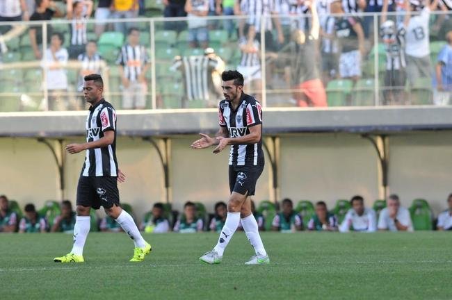 Atleticanos comemoram primeiro gol sobre o Flamengo, marcado contra pelo zagueiro Marcelo
