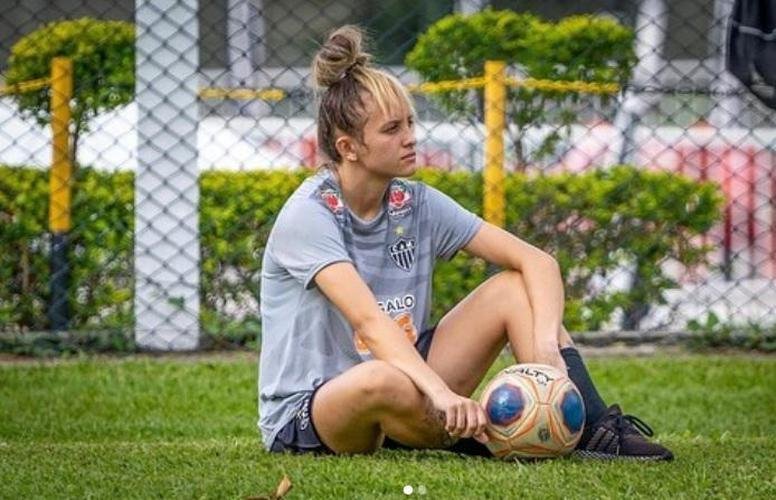 A zagueira/volante Vitria Calhau foi diagnosticada com COVID-19 em 20 de novembro de 2020.