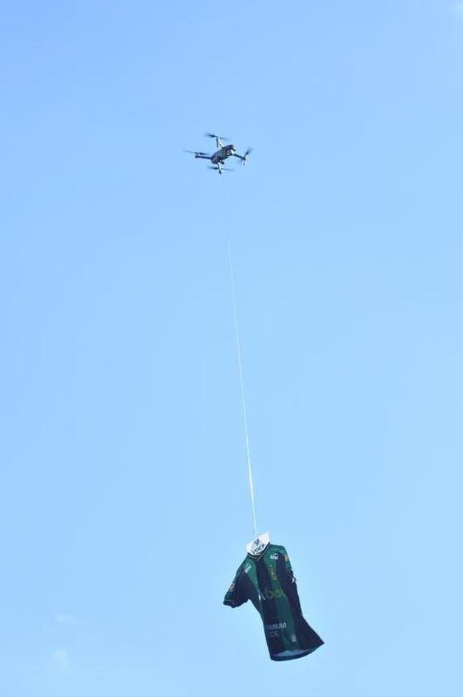 Mauro Zrate, atacante argentino de 34 anos, foi apresentado oficialmente pelo Amrica na tarde desta sexta-feira (3), no Estdio Independncia, em Belo Horizonte. Experiente, o atleta tem passagens por clubes como Fiorentina, Lazio e Inter de Milo, da Itlia, e tambm por Vlez Sarsfield e Boca Juniors, da Argentina.