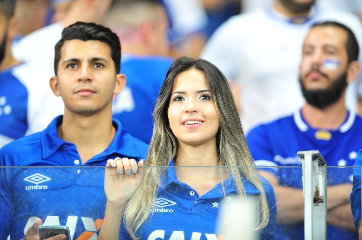 Torcida cruzeirense compareceu em bom nmero e empurrou time para vitria diante da La U