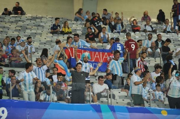 Torcedores na partida entre Argentina e Paraguai, no Mineiro, pela Copa Amrica