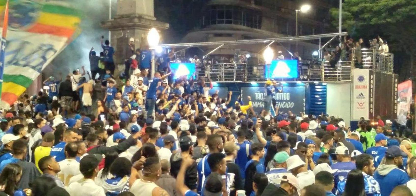 Festa do Cruzeiro na Praa 7 de Setembro, em Belo Horizonte, em comemorao ao acesso  Srie A do Campeonato Brasileiro de 2023