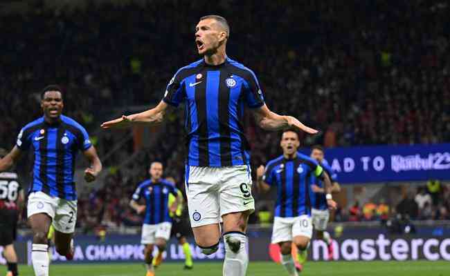 Camisa 9 da Inter, Dzeko comemora o primeiro gol do jogo