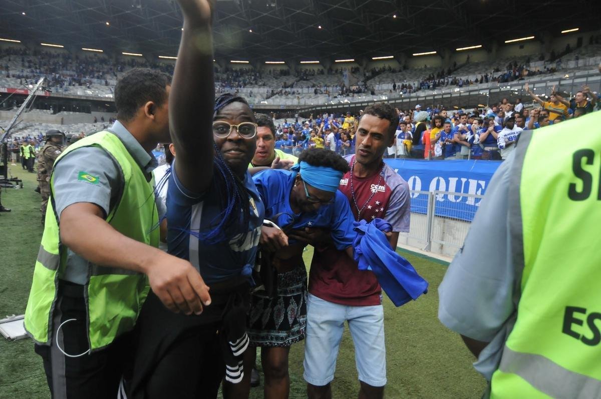 Depois de derrota do Cruzeiro para o Palmeiras e da confirmao do rebaixamento, Mineiro virou praa de guerra, com ira da torcida, depredaes e bombas