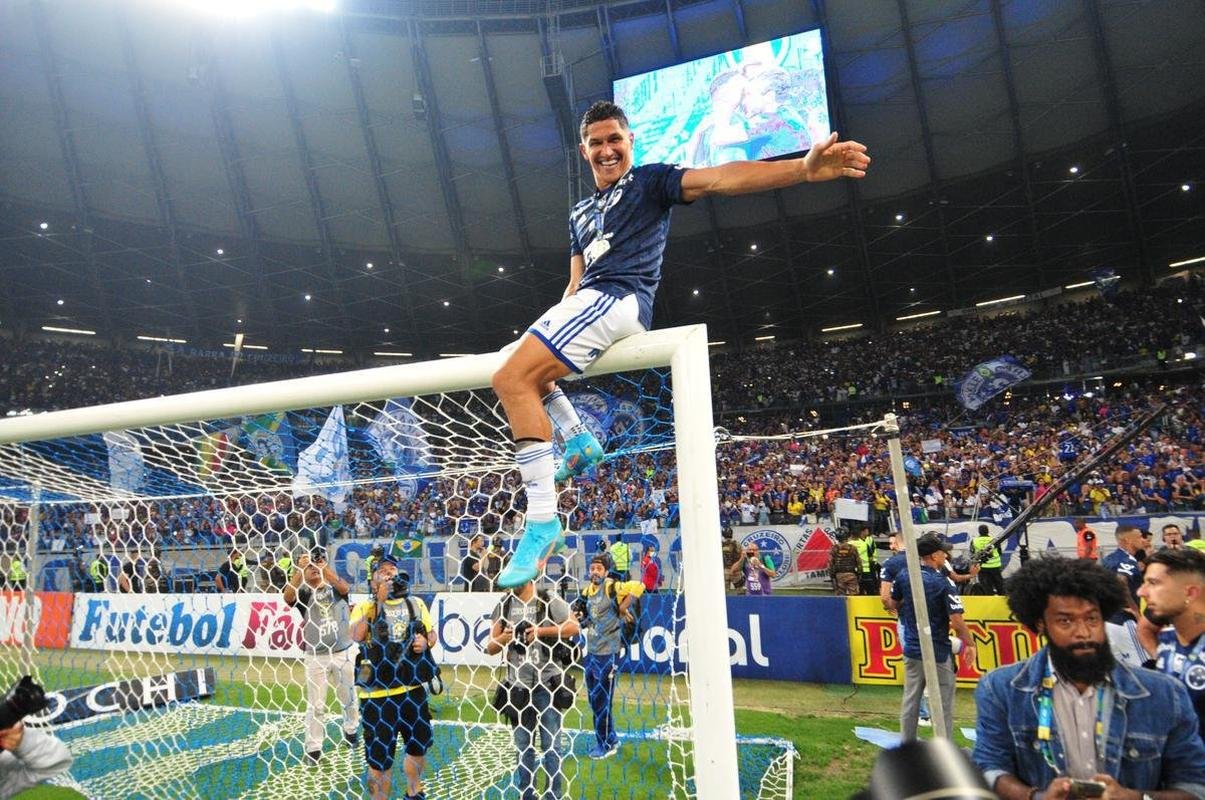 Cruzeiro levanta a taa da Srie B e faz festa no Mineiro