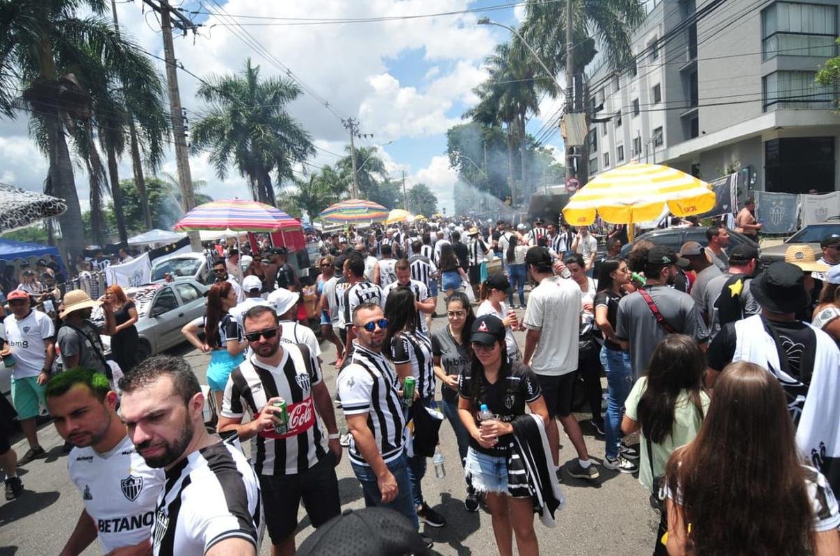 Torcida do Atltico chegou animada ao Mineiro para o jogo da taa, contra o RB Bragantino. Dia de festejar com o time o ttulo do Campeonato Brasileiro de 2021