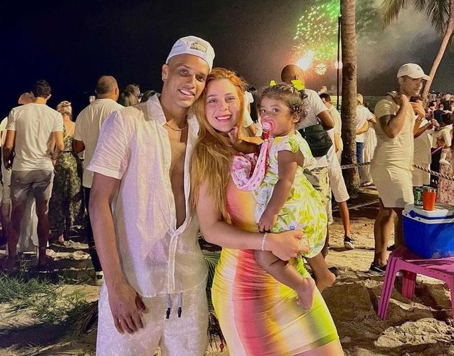 Meia Pedrinho com a esposa e filha na praia