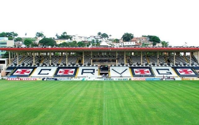 São Januário, Rio de Janeiro - nada de Maracanã. O Vasco confirmou que mandará a partida de volta da segunda fase da Libertadores, contra a Universidad de Concepción-CHI, em São Januário. O duelo acontecerá às 21h45 do dia 7 de fevereiro (quarta-feira). O jogo de ida será uma semana antes, em Concepción, às 21h45. Se eliminar o clube chileno e avançar também na terceira fase (pegará Oriente Petrolero-BOL, Universitario-PER ou Jorge Wilstermann-BOL), o Vasco será do grupo do Cruzeiro. De acordo com a CBF, o estádio de São Januário comporta 21.880 torcedores.