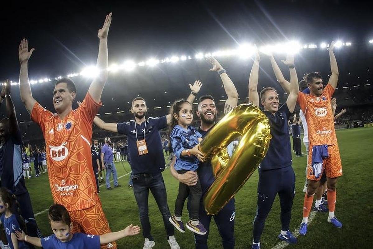 A festa viking ficou completa aps a vitria celeste por 3 a 0 sobre o Vasco, no Mineiro. A Raposa sacramentou o acesso matemtico  Primeira Diviso na 31 rodada. 