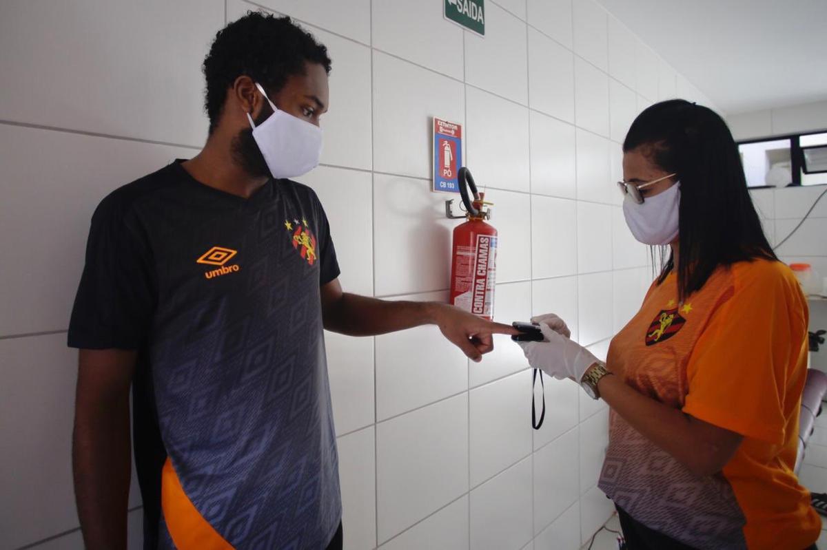 Jogadores do Sport já chegam uniformizados e serão submetidos diariamente a testes por aferição de temperatura e medição de oxigênio