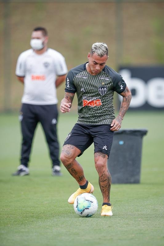 Imagens do primeiro treino de Eduardo Vargas pelo Atltico