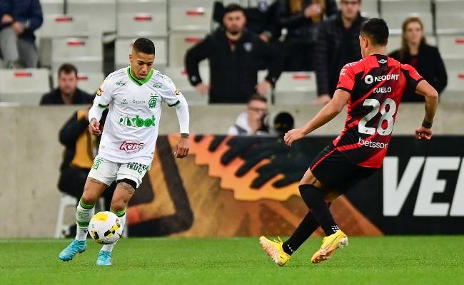 Titular em Curitiba, Matheusinho foi substitudo aos 32 minutos do primeiro tempo