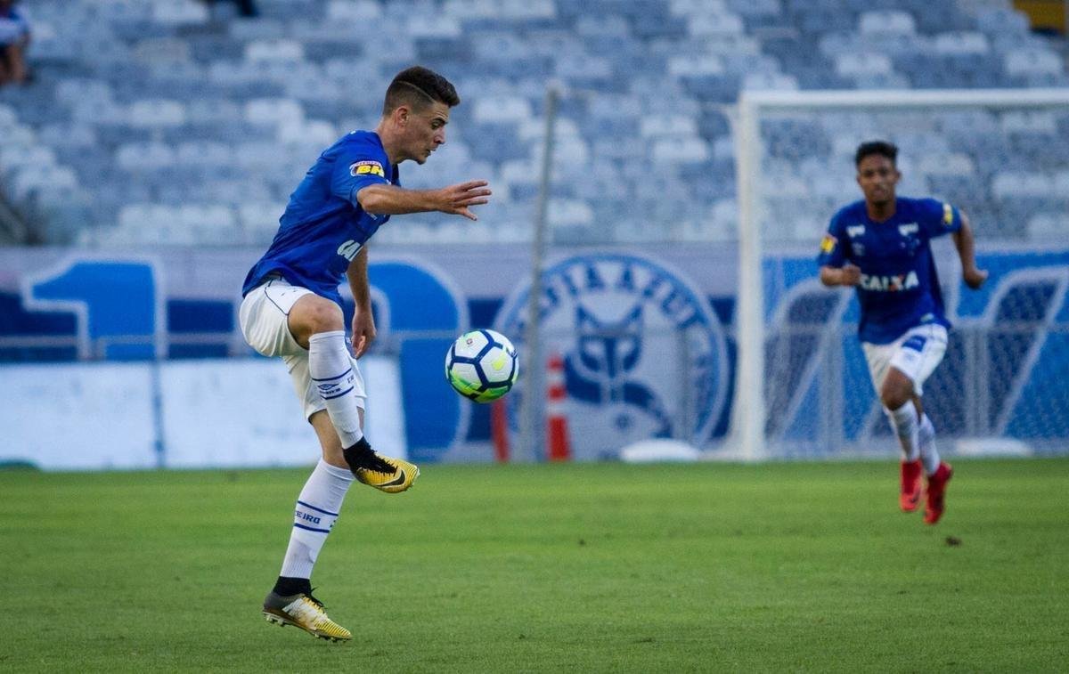 Pelo Brasileiro Sub-20, Cruzeiro derrotou Vitria por 1 a 0, no Mineiro, com gol de Ronaldo