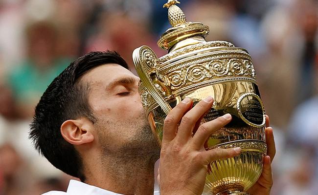 Djokovic conquista seu terceiro Gran Slam seguido aps erguer os trofus do Australian Open e de Roland Barros