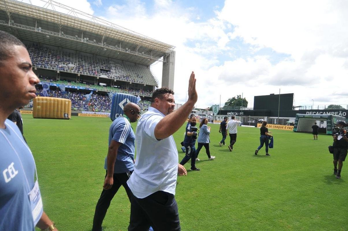 Ronaldo  ovacionado pela torcida do Cruzeiro no Independncia
