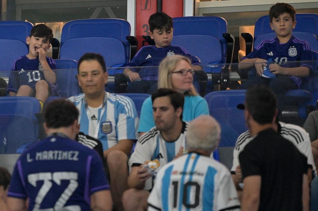 Familiares de Messi em camarote do Estdio 974, de Doha, durante jogo entre Argentina e Polnia pelo Grupo C da Copa do Mundo. Nas fotos aparecem o pai Jorge Messi, a esposa Antonela Roccuzzo e os filhos Ciro, Thiago e Matteo