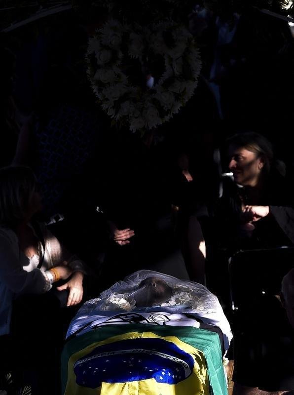 Os ltimos momentos do velrio de Pel, na Vila Belmiro, estdio do Santos. 