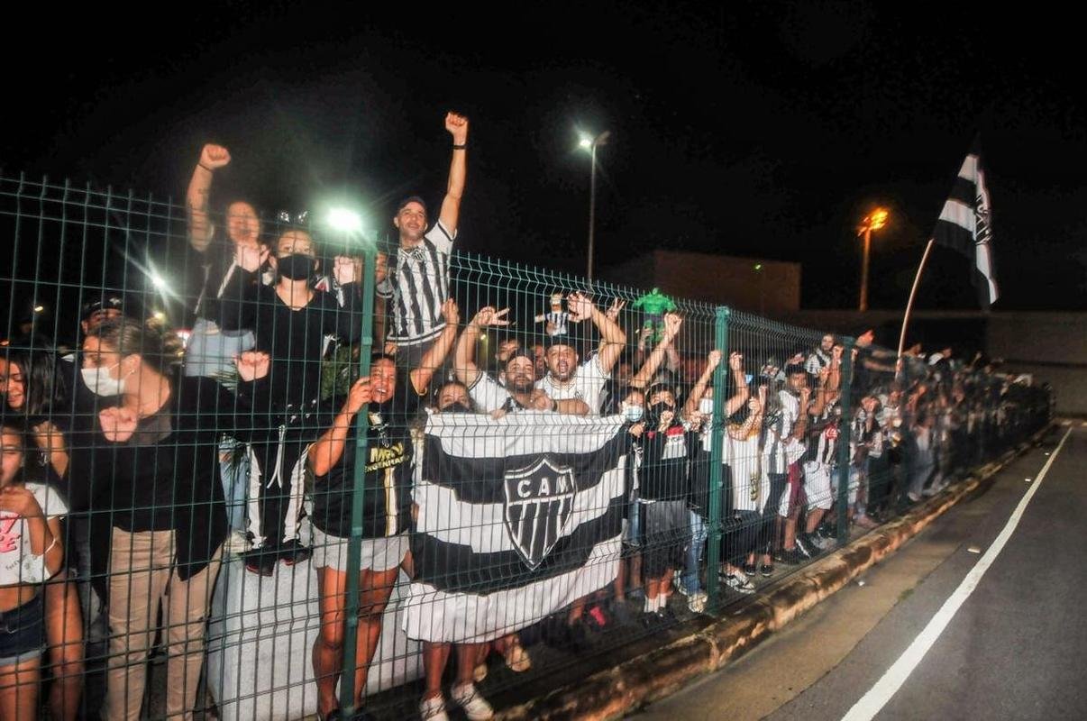 Torcida do Atltico recepciona campees brasileiros em Confins aps conquista em Salvador, com vitria por 3 a 2, de virada, sobre o Bahia