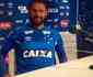 Rafael Sobis e Ezequiel exibem nova camisa de treino do Cruzeiro durante entrevista